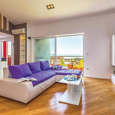 Lovely Apartment In Makarska With Kitchenette Kültér fotó