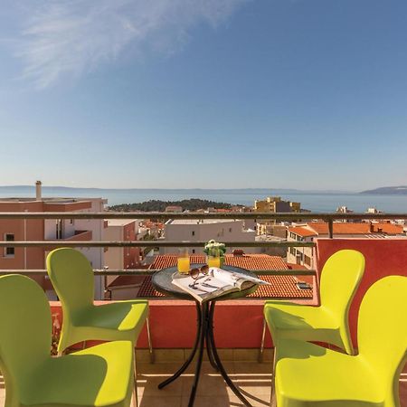 Lovely Apartment In Makarska With Kitchenette Kültér fotó