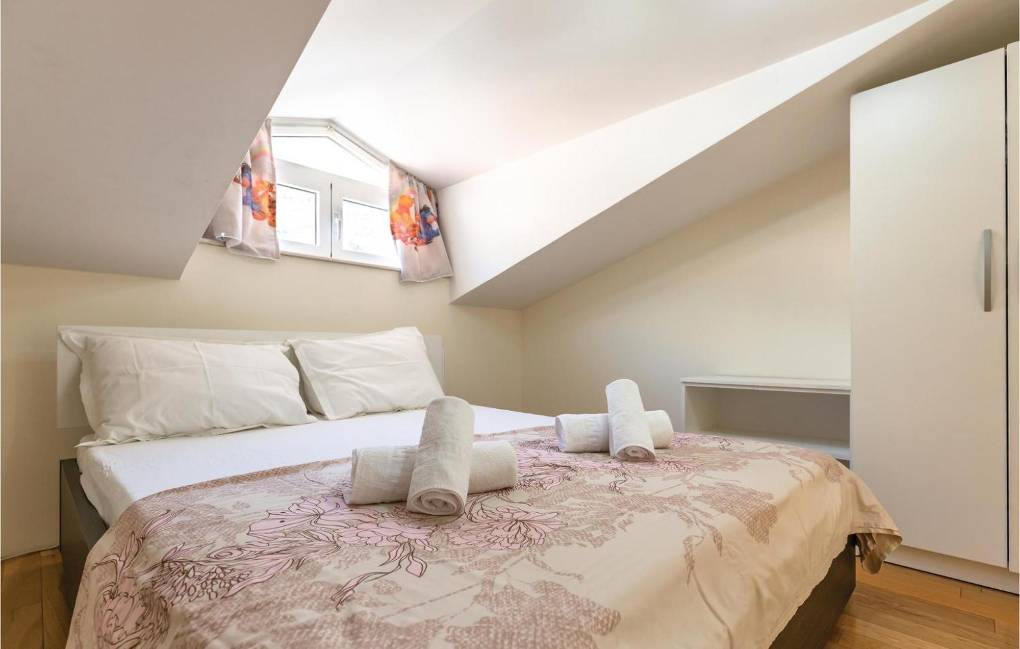Lovely Apartment In Makarska With Kitchenette Kültér fotó