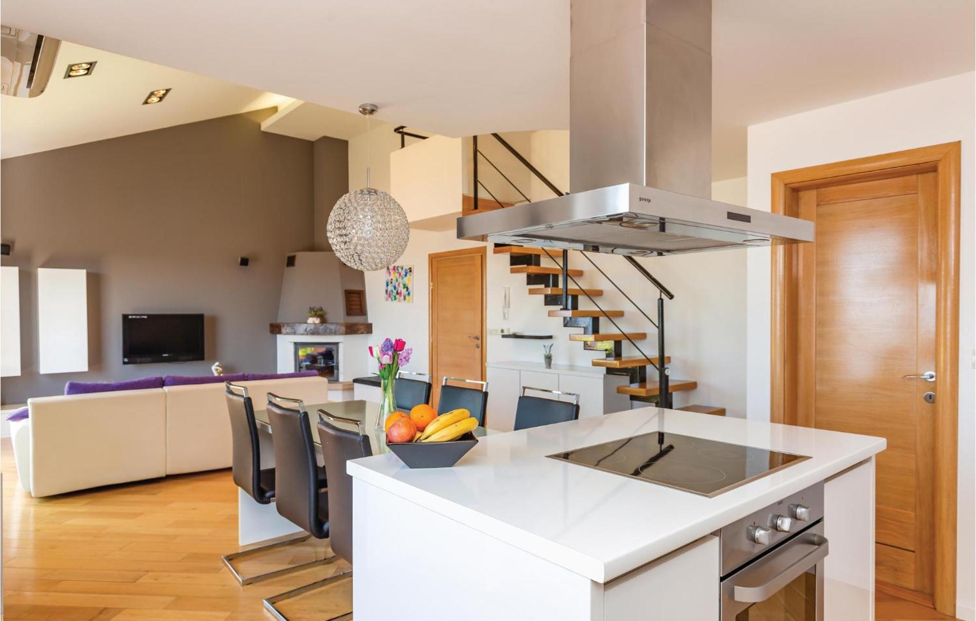 Lovely Apartment In Makarska With Kitchenette Kültér fotó