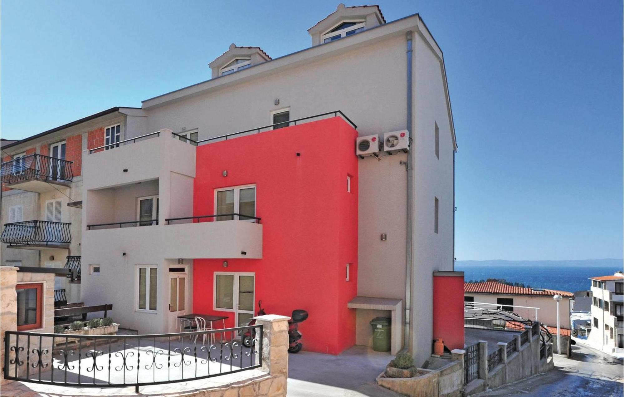 Lovely Apartment In Makarska With Kitchenette Kültér fotó