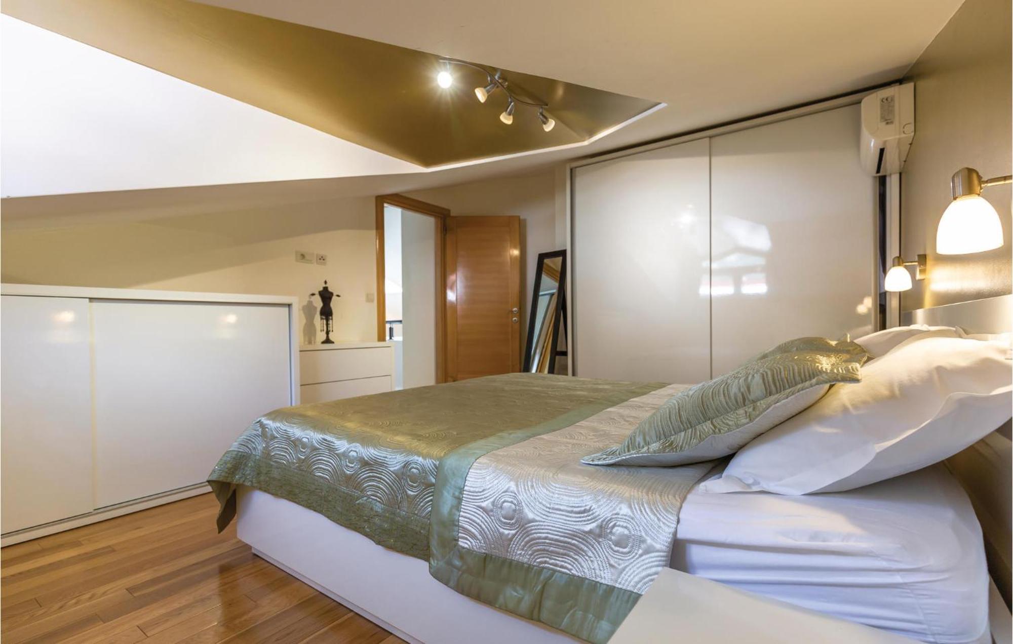 Lovely Apartment In Makarska With Kitchenette Kültér fotó