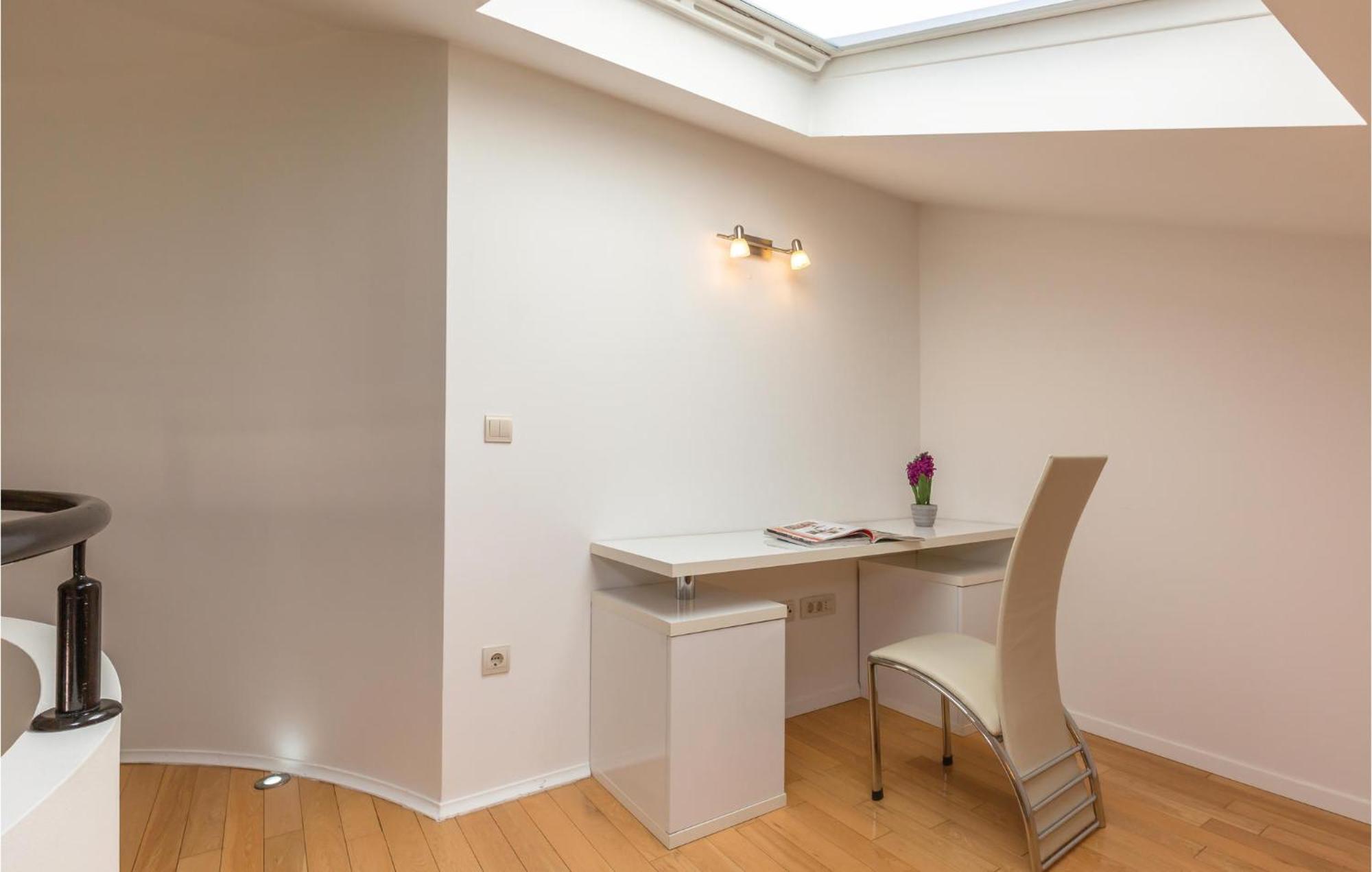 Lovely Apartment In Makarska With Kitchenette Kültér fotó