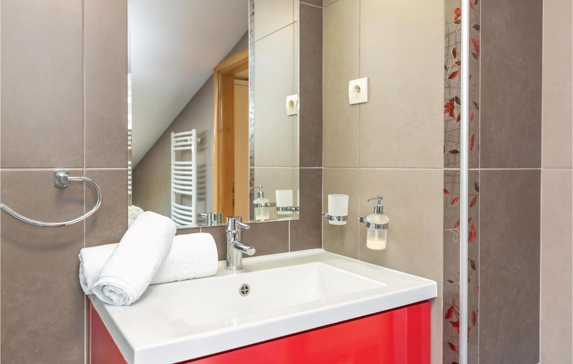 Lovely Apartment In Makarska With Kitchenette Kültér fotó