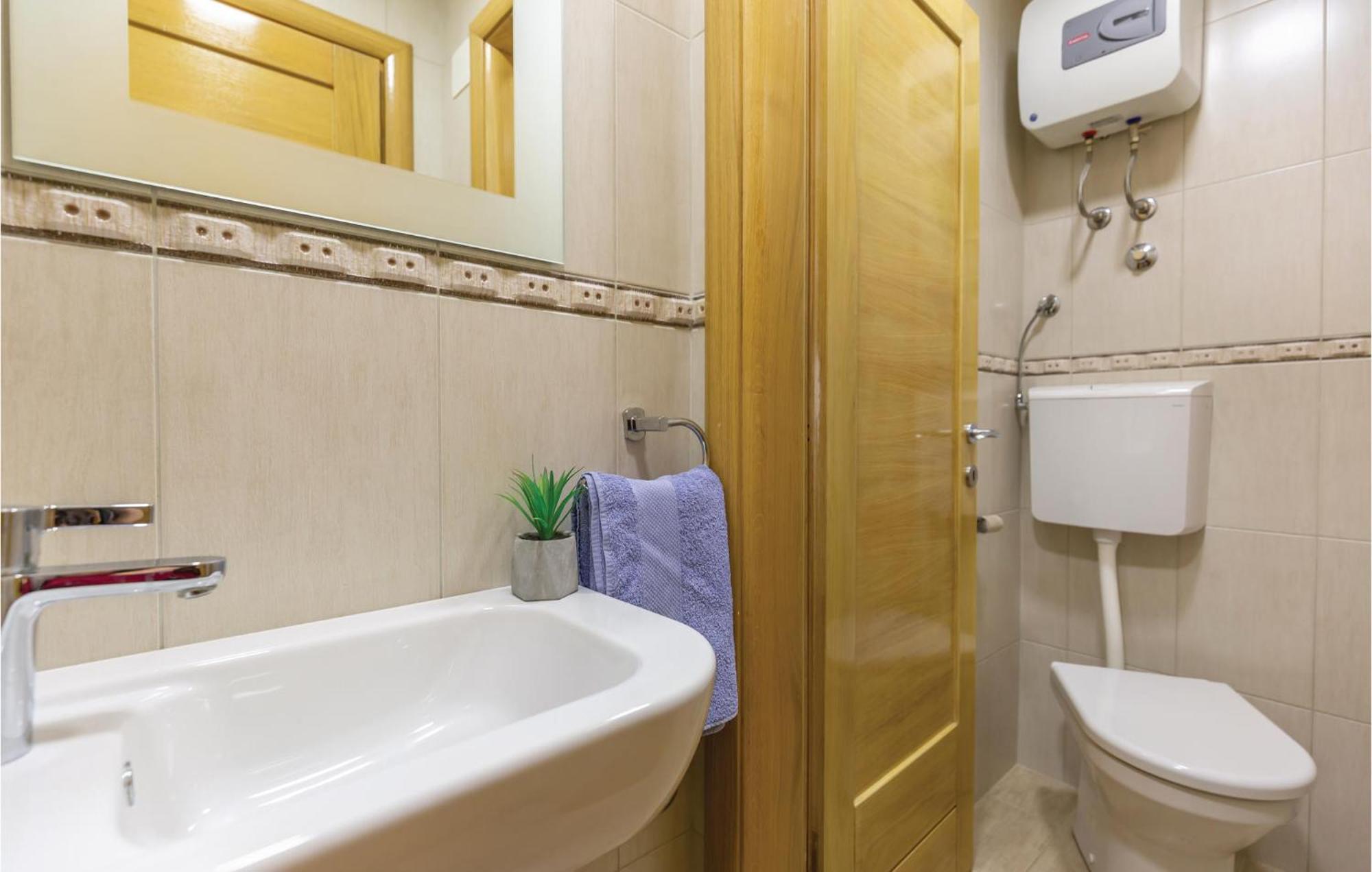 Lovely Apartment In Makarska With Kitchenette Kültér fotó