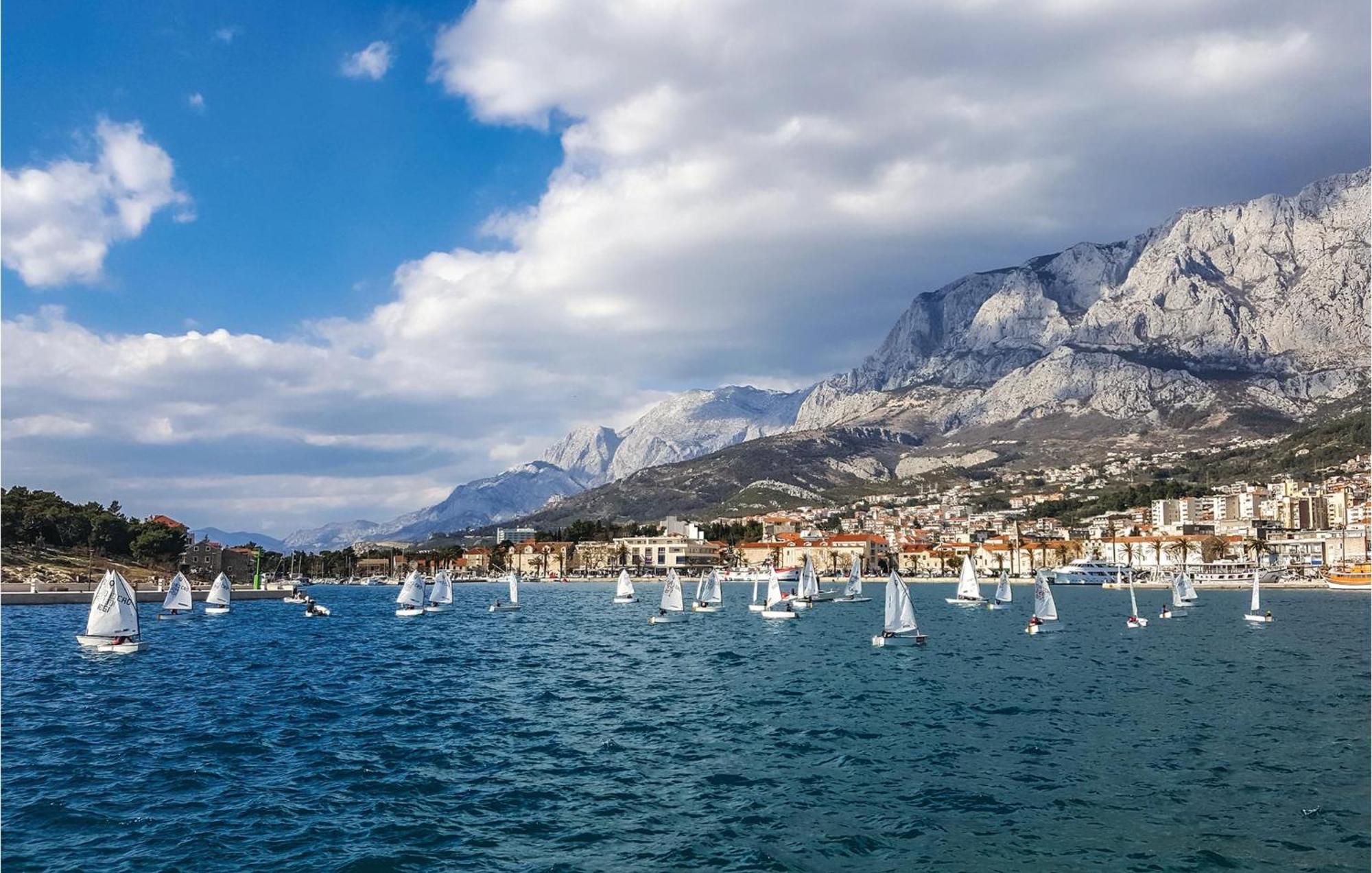 Lovely Apartment In Makarska With Kitchenette Kültér fotó