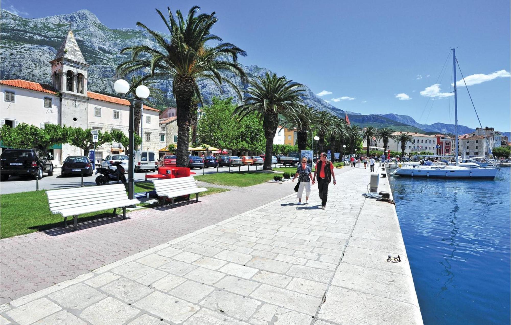 Lovely Apartment In Makarska With Kitchenette Kültér fotó
