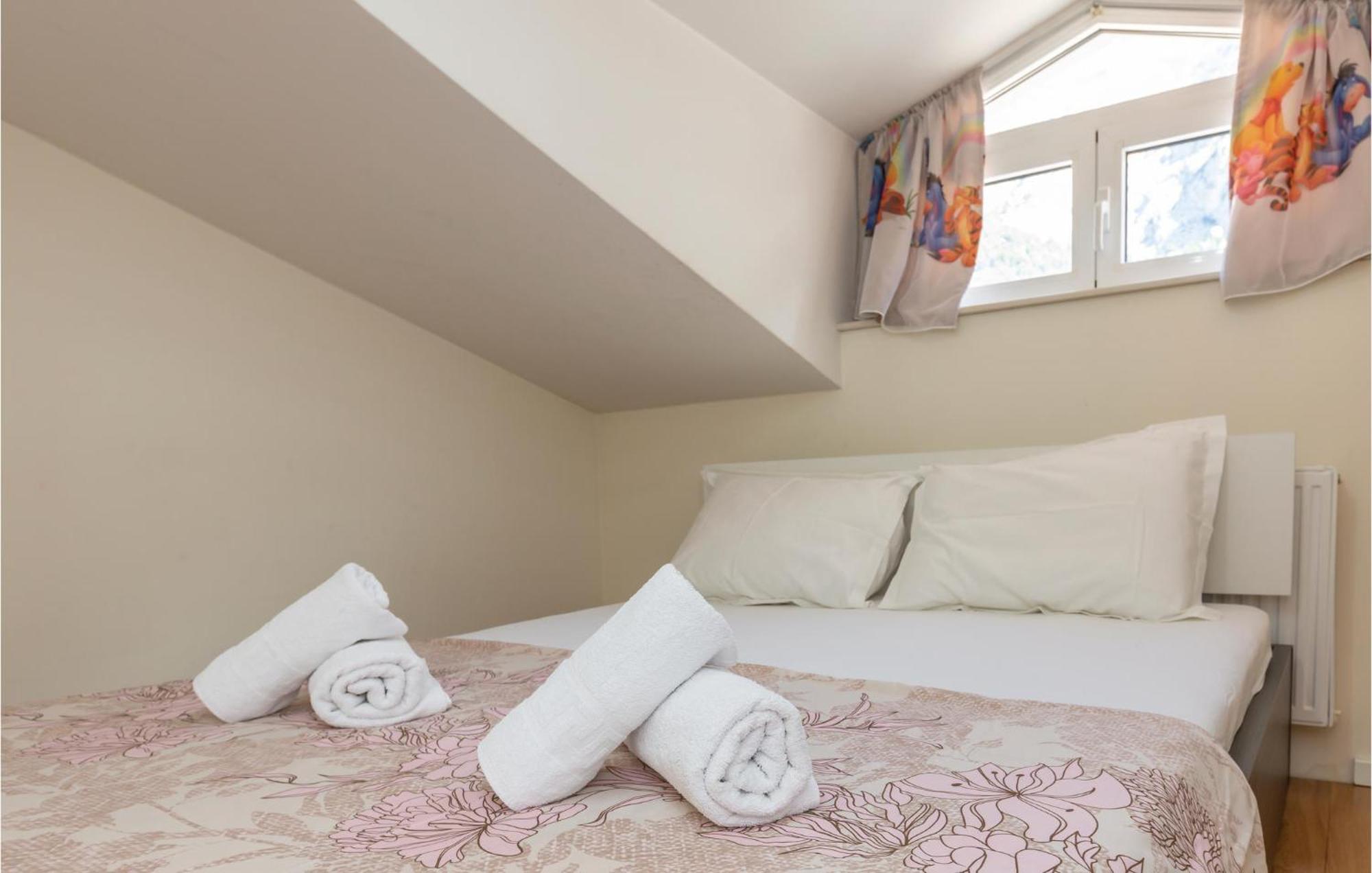 Lovely Apartment In Makarska With Kitchenette Kültér fotó