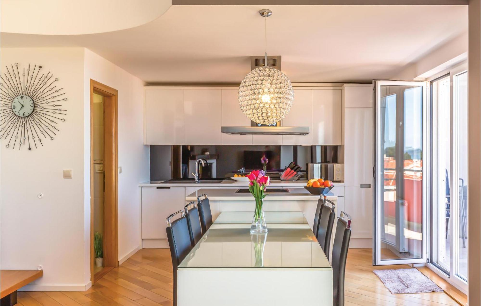 Lovely Apartment In Makarska With Kitchenette Kültér fotó