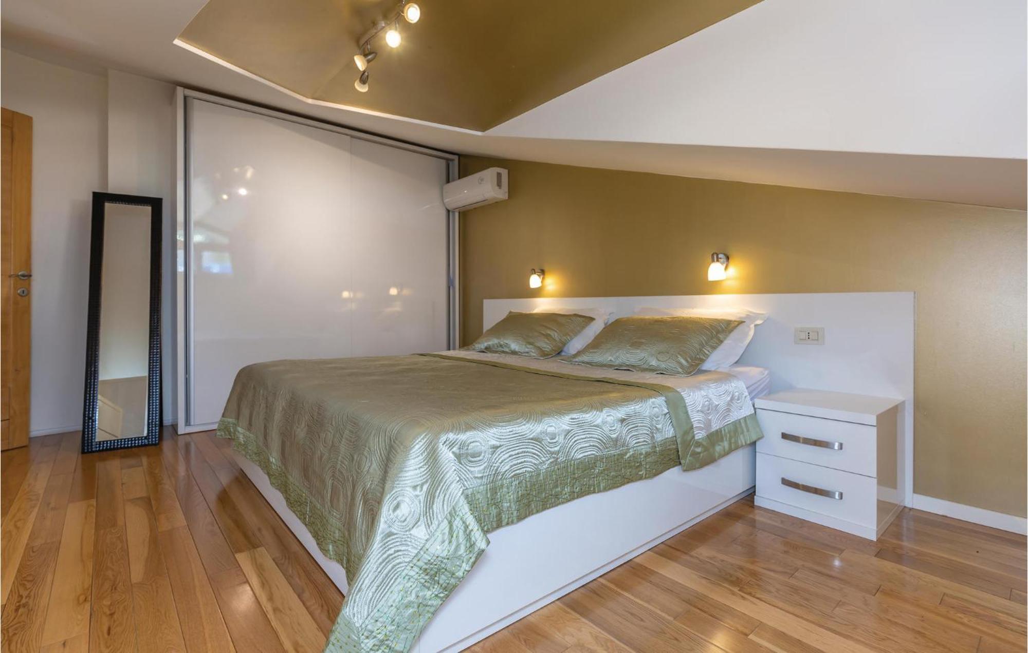 Lovely Apartment In Makarska With Kitchenette Kültér fotó