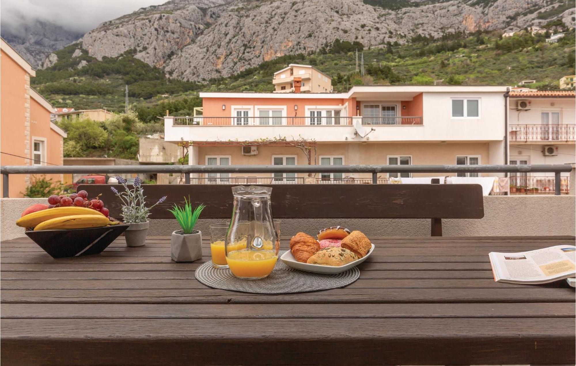 Lovely Apartment In Makarska With Kitchenette Kültér fotó
