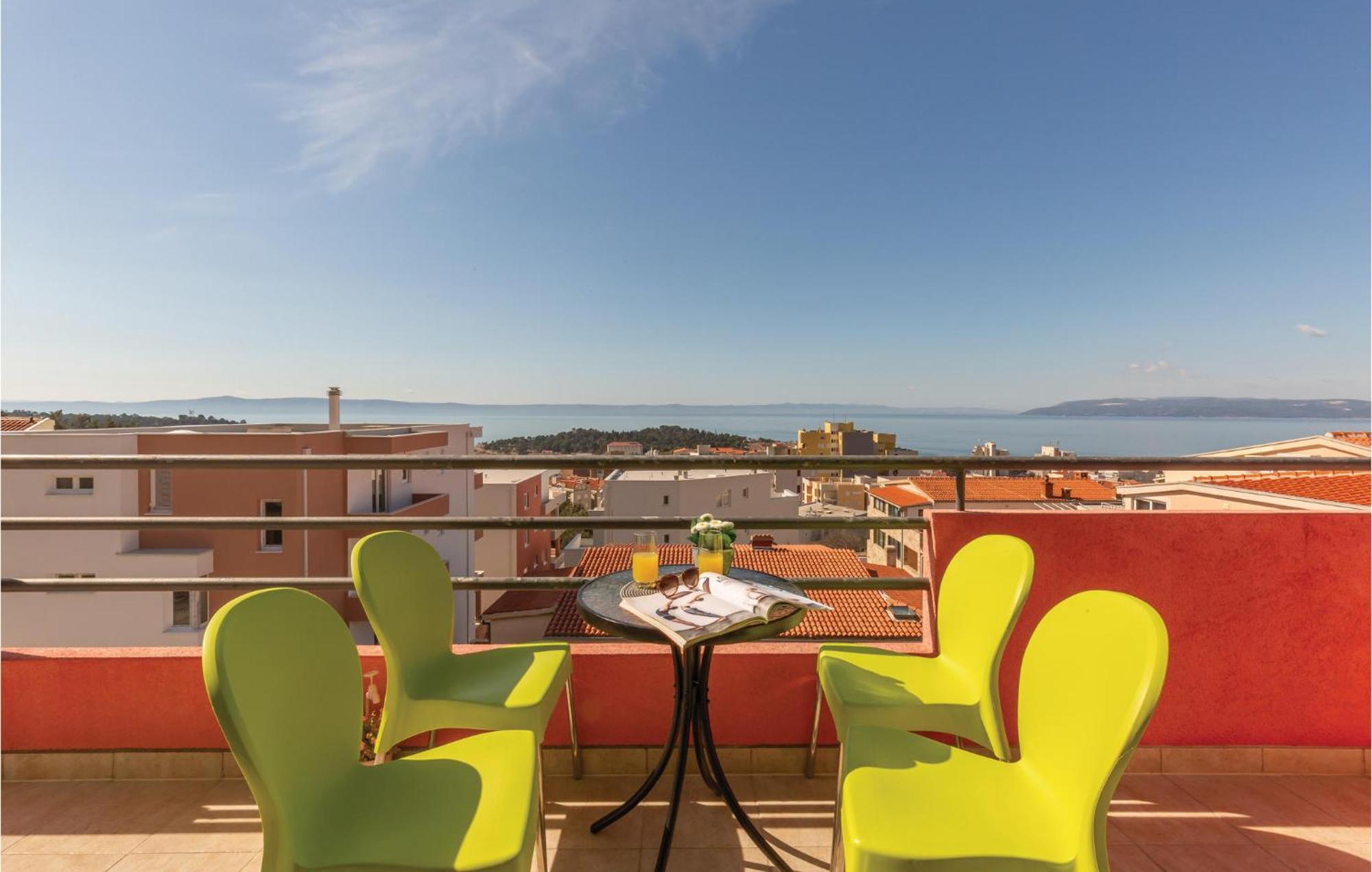 Lovely Apartment In Makarska With Kitchenette Kültér fotó