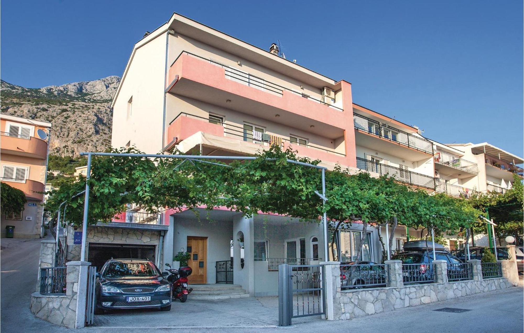 Lovely Apartment In Makarska With Kitchenette Kültér fotó
